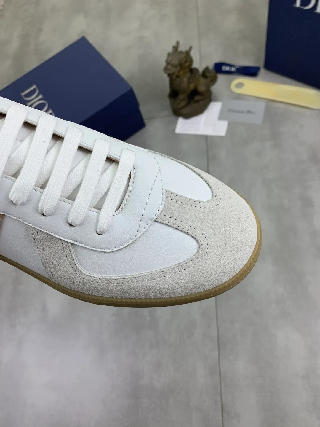 Men's shoes 💰P360 New Dior B01 moral training shoes, white first-layer cowhide, original molded outsole. New to the fall collection, this sneaker marks the return of a Dior classic, reinterpreted in a stylish and elegant silhouette. Crafted from white smooth first-grain cowhide with a tonal silk sheepskin lining, it features the Dior logo on the tongue and inner sides, and a CD icon on the heel. Paired with Tpu anti-slip soles of the same color, it can be matched with various styles to create a sophisticated look.  Code number: 38-44